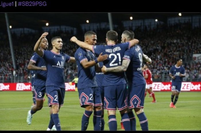 Para pemain PSG merayakan gol Ander Herrera ke gawang Brest