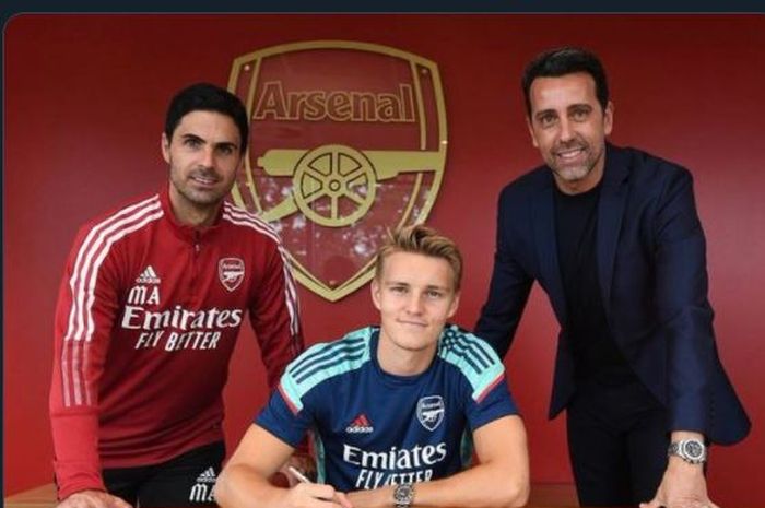 Mikel Arteta (kiri) dan Edu saat meresmikan transfer Martin Odegaard ke Arsenal di bursa transfer 2021.