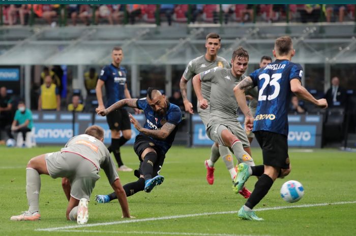 Momen Arturo Vidal mencetak gol ke gawang Genoa dalam kemenangan 2-0 Inter Milan di Giuseppe Meazza, Sabtu (21/8/2021) malam WIB.