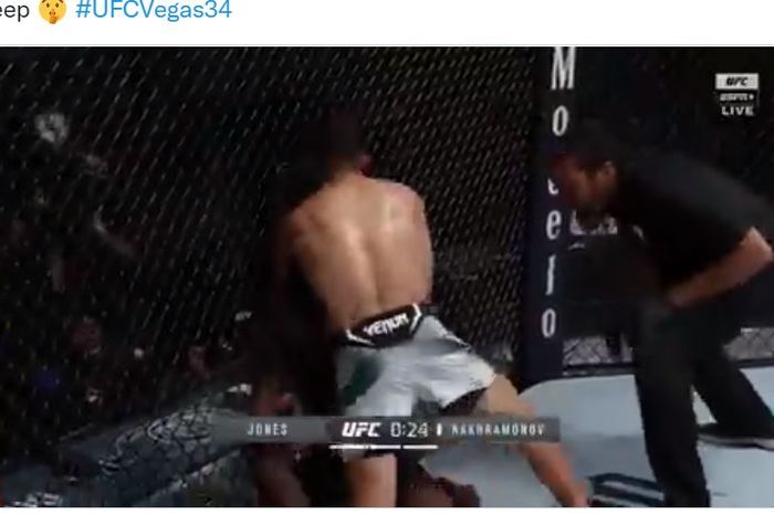 Momen Saidyokub Kakhramonov yang merupakan mantan korban keganasan jagoan klan Khabib Nurmagomedov saat memenangkan UFC Vegas 34 (22/8/2021).