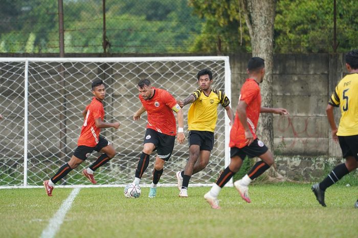 Striker asing Persija, Marko Simic, tengah berduel dengan pemain AHHA PS Pati FC dalam laga uji coba di POR Sawangan, Depok, Jawa Barat, 23 Agustus 2021.