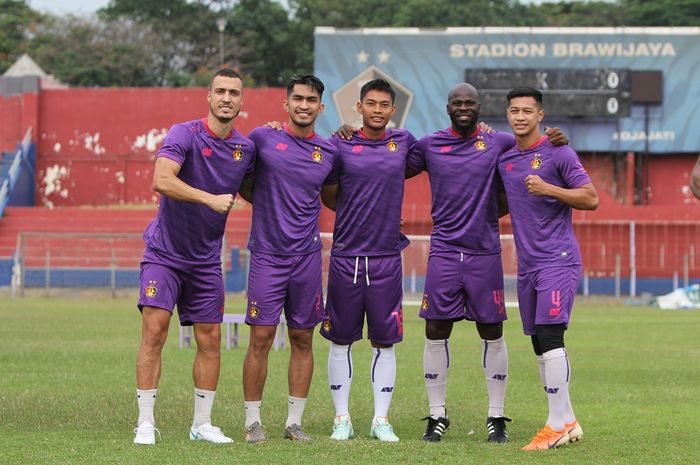 Para pemain Persik memperkenalkan jersey baru mereka untuk Liga 1 2021.