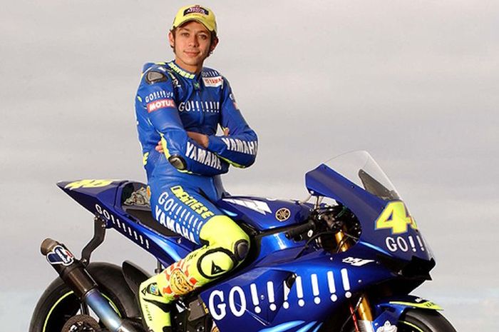 Valentino Rossi berpose dengan motor Yamaha-nya untuk musim kompetisi MotoGP 2004.