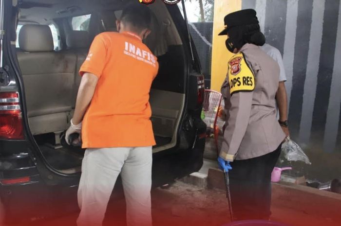 Kapolres Subang AKBP Sumarni memeriksa TKP pembunuhan ibu dan anak di Subang. Benarkah pembunuh ibu dan anak itu sudah ditangkap?