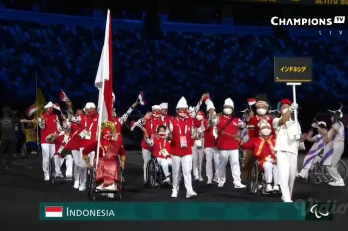 Defile kontingen Indonesia pada upacara pembukaan Paralimpiade Tokyo 2020 di Stadion Olimpiade Baru, Tokyo, Jepang, 24 Agustus 2021.