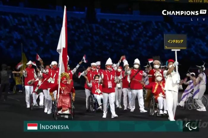 Defile kontingen Indonesia pada upacara pembukaan Paralimpiade Tokyo 2020 di Stadion Olimpiade Baru, Tokyo, Jepang, 24 Agustus 2021.