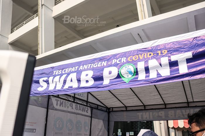 Swab antigen disediakan oleh panita Liga 1 2021 bagi pihak yang berwenang datang ke Stadion Gelora Bung Karno, Senayan, Jakarta, 27 Agustus 2021.
