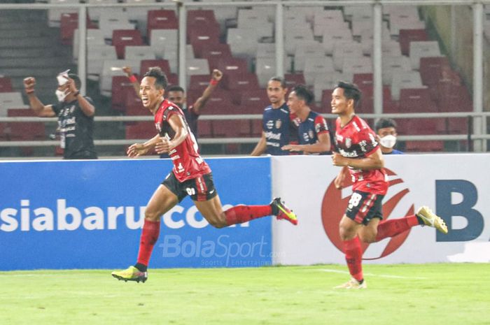 Pemain Bali United, M Rahmat, merayakan selebrasi  gol ke gawang Persik Kediri di SUGBK