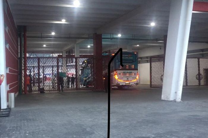 Bus para pemain Bali United saat baru tiba di Stadion Utama Gelora Bung Karno, Senayan, Jakarta Pusat, Jumat (27/8/2021).