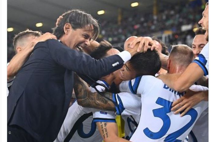 Pemain dan pelatih Inter Milan mengerubungi Joaquin Correa yang baru saja mencetak gol dalam laga debutnya bersama Nerazzuri.