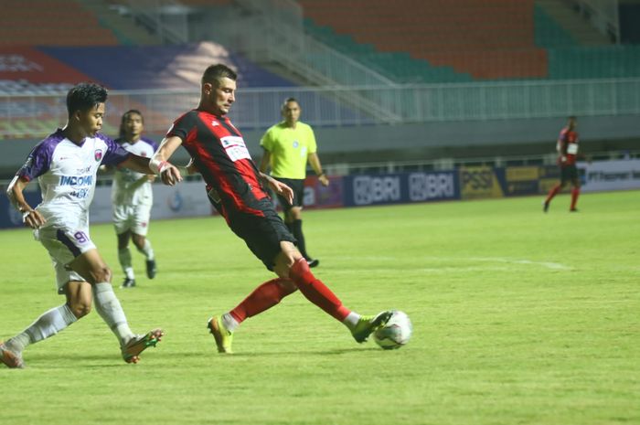 Yevhen Bokhasvili pada pertandingan Persipura vs Persita pada Liga 1 2021/2022 di Stadion Pakansari, Sabtu (28/8/2021).