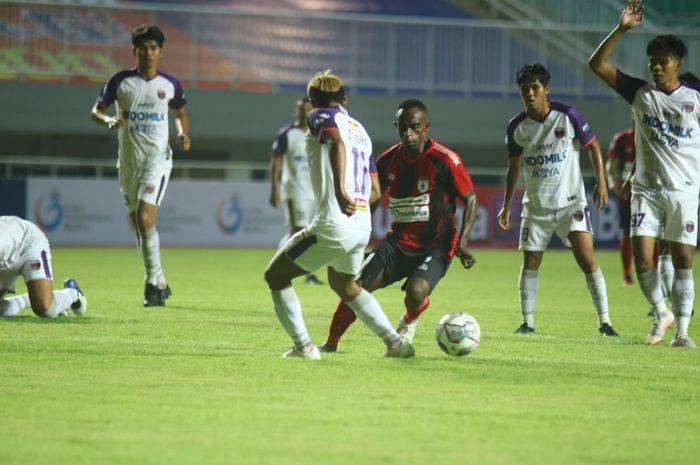 Persipura vs Persita pada Liga 1 2021/2022 di Stadion Pakansari, Sabtu (28/8/2021).