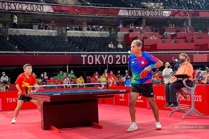 Atlet para tenis meja Indonesia, David Jacobs, pada perempat final  Paralimpiade Tokyo 2020 di Tokyo Metropolitan Gymnasium, Jepang, Sabtu (28/8/2021).