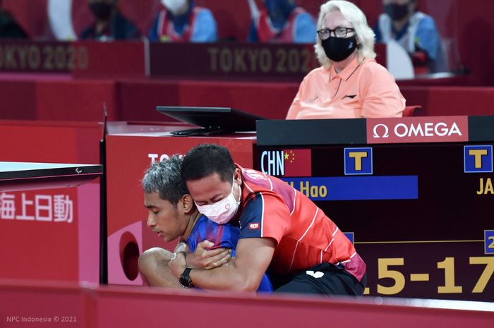 Atlet para tenis meja putra Indonesia, David Jacobs, dipeluk sang pelatih, Rima Ferdianto, usai memastikan meraih medali perunggu Paralimpiade Tokyo 2020.