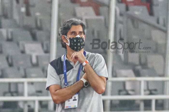 Pelatih Bali United, Stefano Cugurra, sedang mengamati pertandingan timnya melawan Persik Kediri dalam laga pekan pertama Liga 1 2021 di Stadion Gelora Bung Karno, Senayan, Jakarta, 27 Agustus 2021.