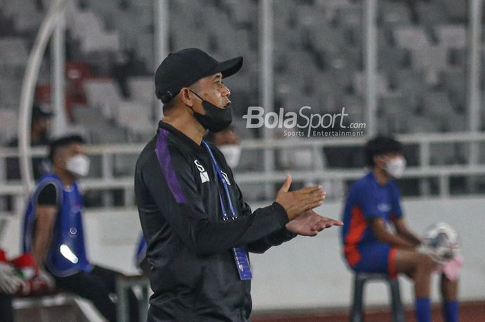 Pelatih Persik Kediri, Joko Susilo, sedang memberikan semangat kepada para pemainnya dalam laga pekan pertama Liga 1 2021 menghadapi Bali United di Stadion Gelora Bung Karno, Senayan, Jakarta, 27 Agustus 2021.