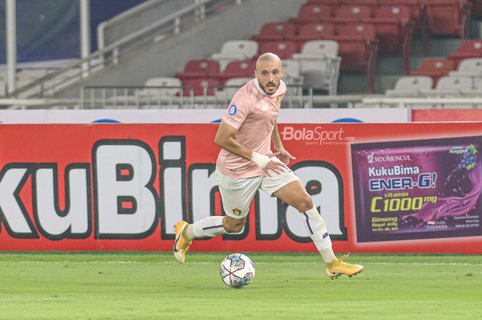 Striker asing Persik Kediri, Youssef Ezzejjari, sedang menggiring bola dalam laga pekan pertama Liga 1 2021 melawan Bali United di Stadion Gelora Bung Karno, Senayan, Jakarta, 27 Agustus 2021.