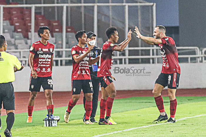 Muhammad Rahmat dan Ilija Spasojevic serta para pemain Bali United sedang merayakan golnya dalam laga pekan pertama Liga 1 2021 melawan Persik Kediri di Stadion Gelora Bung Karno, Senayan, Jakarta, 28 Agustus 2021.