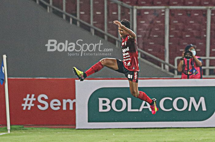 Selebrasi pemain Bali United, Muhammad Rahmat, setelah menciptakan satu gol ke gawang Persik Kediri dalam laga pekan pertama Liga 1 2021 di Stadion Gelora Bung Karno, Senayan, Jakarta, 27 Agustus 2021.