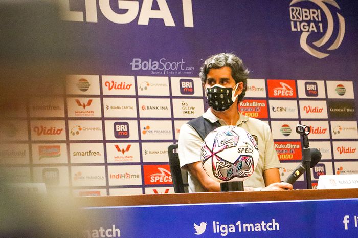 Pelatih Bali United, Stefano Cugurra, saat memberikan keterangan kepada awak media setelah laga pekan pertama Liga 1 2021 melawan Persik Kediri di Stadion Gelora Bung Karno, Senayan Jakarta, 27 Agustus 2021.