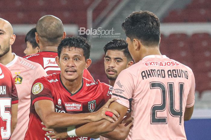 Pemain Bali United, Rizky Pellu (kiri), sedang dikawal ketat oleh dua pemain Persik Kediri dalam laga pekan pertama Liga 1 2021 di Stadion Gelora Bung Karno, Senayan, Jakarta, 27 Agustus 2021.
