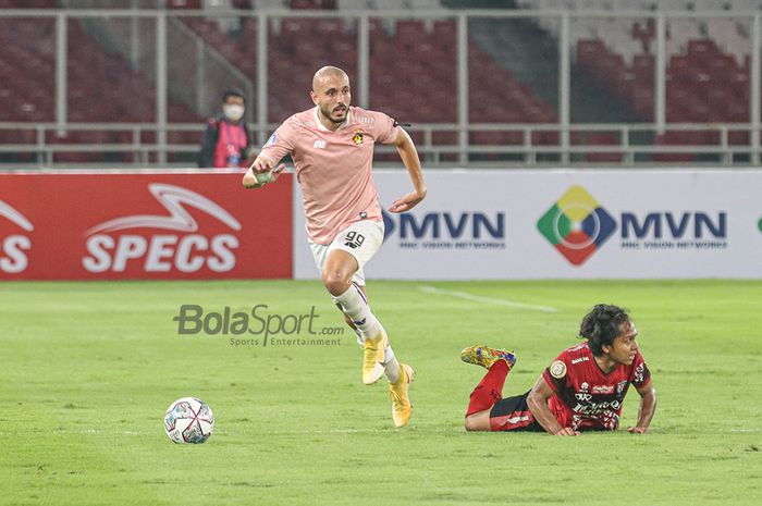 Striker asing Persik Kediri, Youssef Ezzejjari (kiri), berhasil merebut bola yang sempat dikuasai gelandang Bali United,  Mohammad Fahmi Al Ayyubi (kanan), dalam laga pekan pertama Liga 1 2021 di Stadion Gelora Bung Karno Senayan, Jakarta, 27 Agustus 2021.