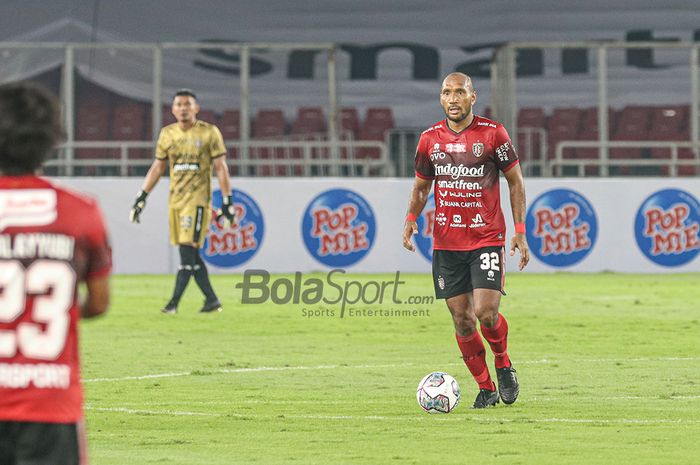Bek Bali United, Leonard Tupamahu, sedang menguasai bola dalam laga pekan pertama Liga 1 2021 di Stadion Gelora Bung Karno Senayan, Jakarta, 27 Agustus 2021.