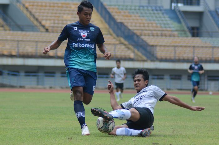 Dimas Juliono Pamungkas mengadang Febri Hariyadi pada latih tanding di Stadion Gelora Bandung Lautan Api, Sabtu, 28 Agustus 2021.