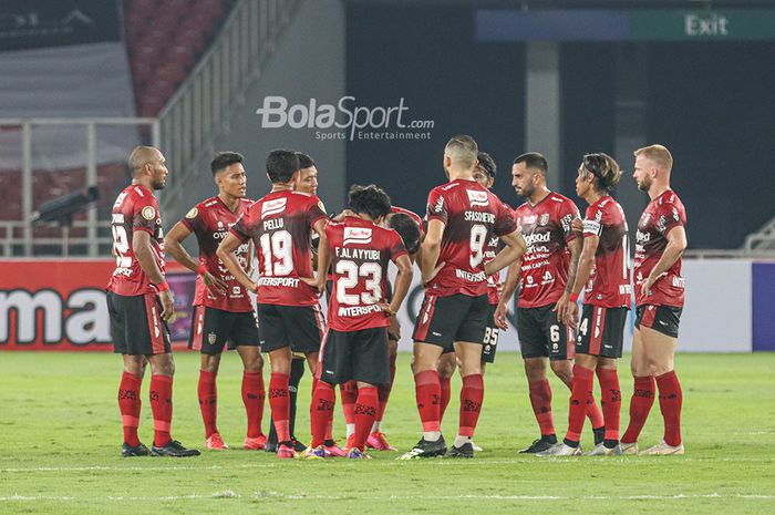 Skuat Bali United sedang melakukan briefing dalam laga pekan pertama Liga 1 2021 melawan Persik Kediri di Stadion Gelora Bung Karno, Senayan, Jakarta, 27 Agustus 2021.