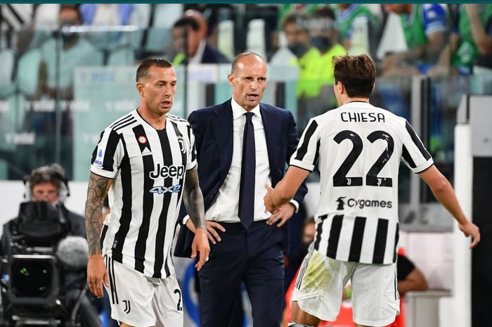 Massimiliano Allegri memberi instruksi pada dua pemain Juventus, Federico Chiesa dan Federico Bernardeschi pada laga melawan Empoli, Sabtu (28/8/2021) atau Minggu dini hari WIB.