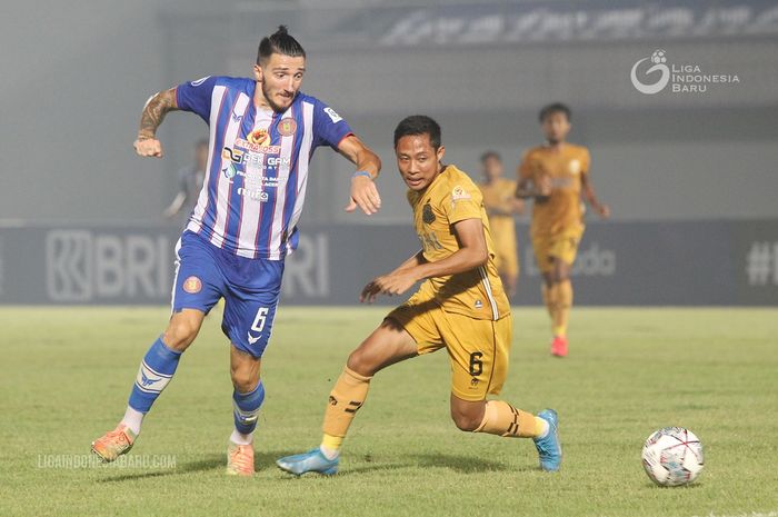 Duel pemain Persiraja Banda Aceh Vanja Markovic bersama gelandang Bhayangkara FC Evan Dimas