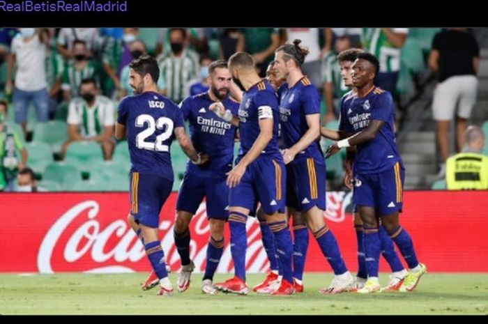 Para pemain Real Madrid merayakan gol yang dicetak Dani Carvajal ke gawang Real Betis pada menit ke-61