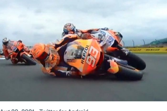 Pembalap Repsol Honda, Marc Marquez, saat terlibat crash dengan Jorge Martin (Pramac Racing) saat balapan MotoGP Inggris 2021, di Sirkuit Silverstone, Minggu (29/8/2021).