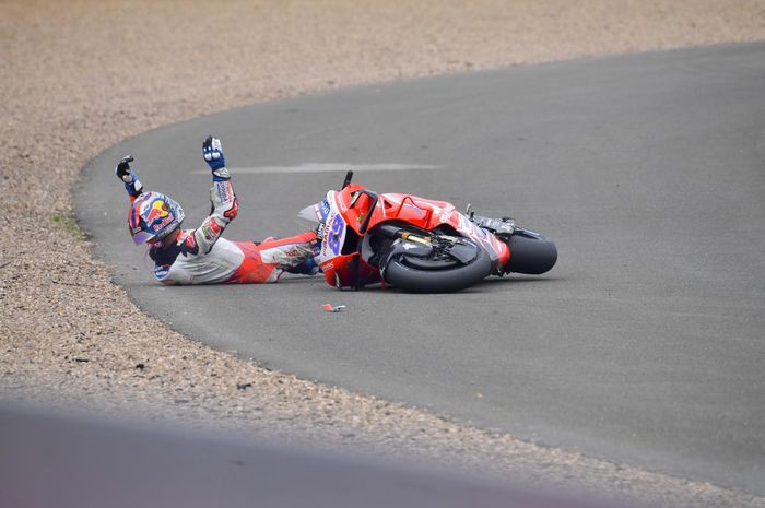 Momen Jorge Martin yang terjatuh akibat gasakan maut Marc Marquez pada MotoGP Inggris 2021 (29/8/2021).