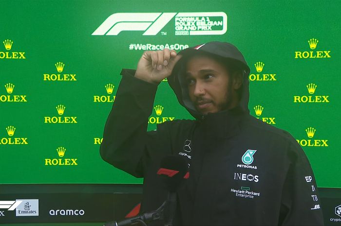 Pembalap Mercedes, Lewis Hamilton, saat menjalani wawancara di parc ferme usai balapan F1 GP Belgia 2021 di Sirkuit Spa-Francorchamps, Minggu (29/8/2021).