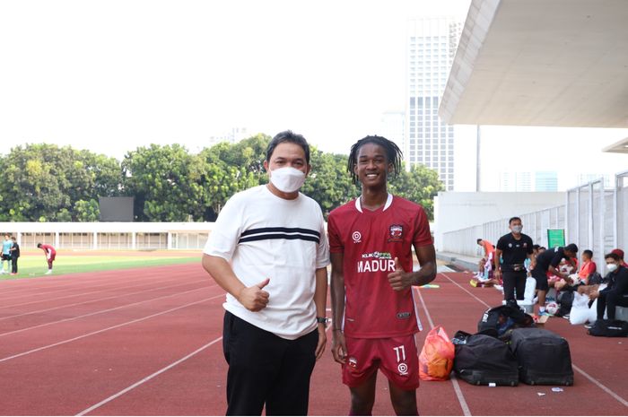 Presiden Madura United, Achsanul Qosasi Bersama pemain muda, Ronaldo Kwateh dalam latihan di Stadion Madya, Senanyan, Jakarta Pusat.