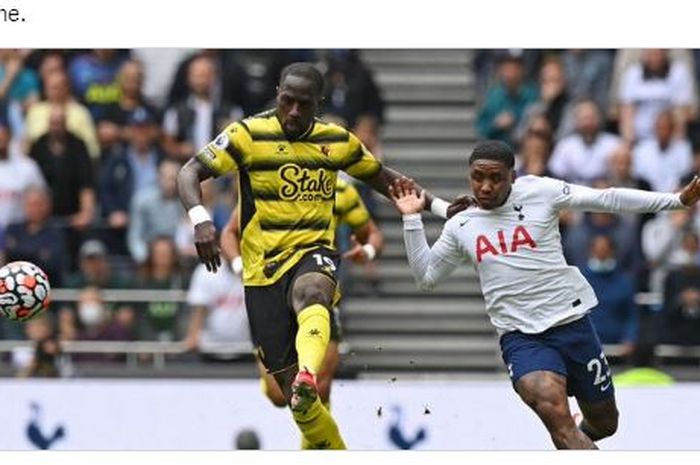 Gelandang anyar Watford, Moussa Sissoko, menendang bola ke arah pelatih Tottenham Hotspur, Nuno Espirito Santo, fans sebut ada dendam.