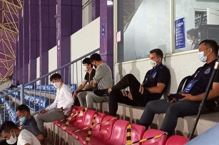 Pelatih Timnas Indonesia, Shin Tae-yong (berbaju putih) dan eks Pelatih Timnas Indonesia yang kini menjabat sebagai Direktur Teknik Bhayangkara FC, Simon McMenemy, saat menyaksikan langsung laga Bhayangkara Solo FC vs Persiraja Banda Aceh di Stadion Indomilk Arena, Tangerang, Minggu (29/8/2021).