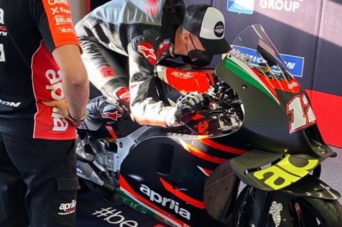 Pembalap baru Aprilia Racing, Maverick Vinales, tengah mempelajari motor RS-GP21 dalam sesi uji coba yang berlangsung di Misano, Senin (30/8/2021).