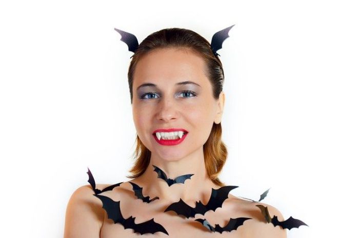 13+ Arti Mimpi Digigit Vampire