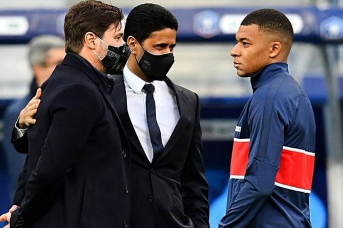 Kylian Mbappe bersama Presiden PSG, Nasser Al-Khelaifi dan pelatihnya, Mauricio Pochettino.