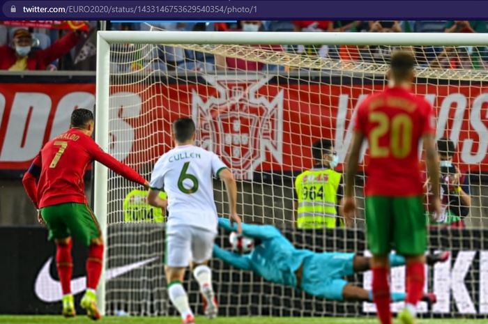 Tendangan penalti megabintang Timnas Portugal, Cristiano Ronaldo, ditepis kiper Irlandia Gavin Bazunu  dalam laga Kualifikasi Piala Dunia 2022 zona Eropa, Kamis (2/9/2021) dini hari WIB di Stadion Algarve. 