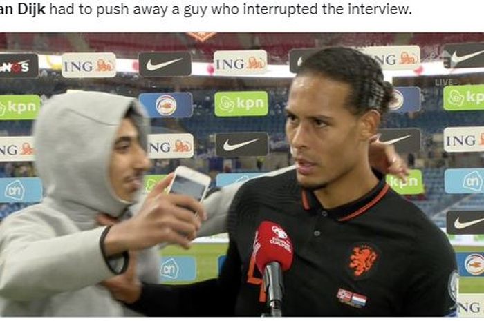 Bek Timnas Belanda, Virgil van Dijk tampak terganggu ketika seorang penggemar menyela sesi wawancara usai laga timnya melawan Norwegia.