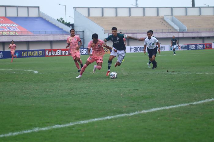 Laga Tira Persikabo melawan Madura United di Liga 1 2021 yang berlangsung di Stadion Indomilk Arena, Tangerang, Banten, Jumat (3/9/2021).
