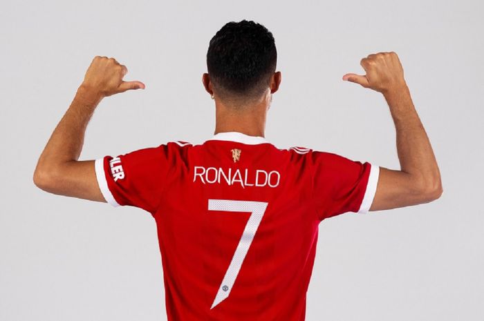 Cristiano Ronaldo akhirnya resmi mendapatkan kembali nomor punggung 7 di Manchester United.