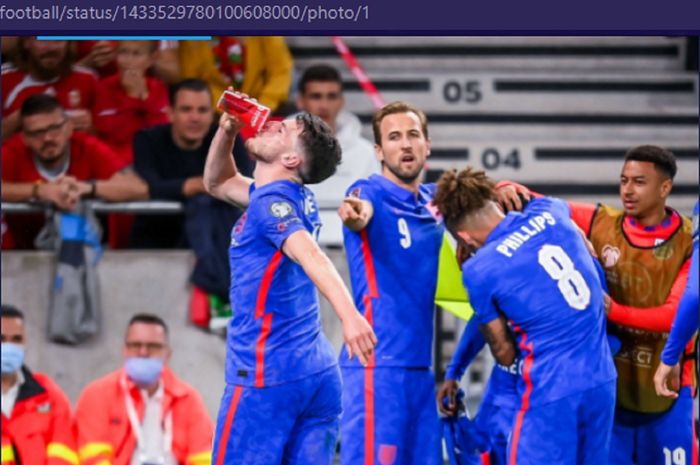 Dua pemain timnas Inggris 'meminum' bir saat pertandingan Kualifikasi Piala Dunia 2022 dalam rangka membalas tindakan suporter timnas Hungaria. 