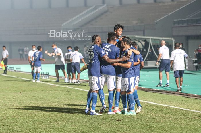 Para pemain Persib Bandung ikut merayakan gol Marc Klok ke gawang Barito Putera dalam laga pekan pertama Liga 1 2021 di Stadion Indomilk, Arena, Tangerang, Banten, 4 September 2021.