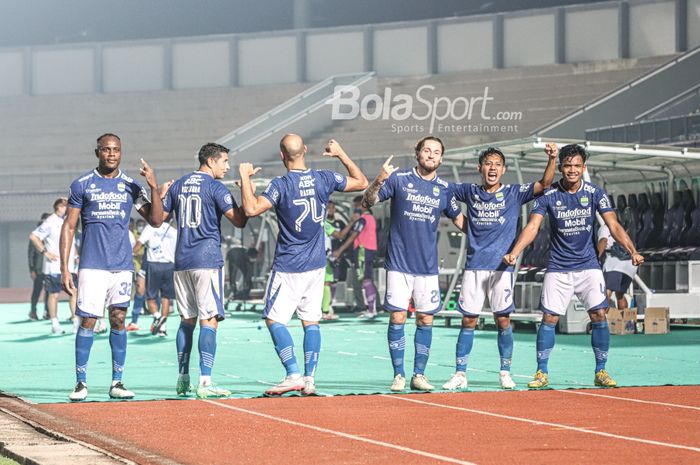 Victor Igbonefo (paling kiri), Esteban Vizcarra, Mohammed Rashid, Marc Klok, Beckham Putra Nugraha, dan Bayu Mohamad Fiqri merayakan kemenangan Persib Bandung 1-0 atas Barito Putera di pekan pertama Liga 1 2021 di Stadion Indomilk Arena, Tangerang, Banten, 4 September 2021.