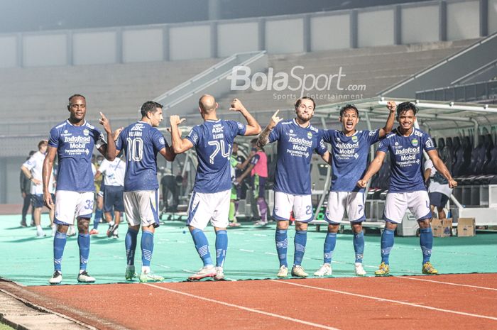 Victor Igbonefo (paling kiri), Esteban Vizcarra, Mohammed Rashid, Marc Klok, Beckham Putra Nugraha, dan Bayu Mohamad Fiqri merayakan kemenangan Persib Bandung 1-0 atas Barito Putera di pekan pertama Liga 1 2021 di Stadion Indomilk Arena, Tangerang, Banten, 4 September 2021.