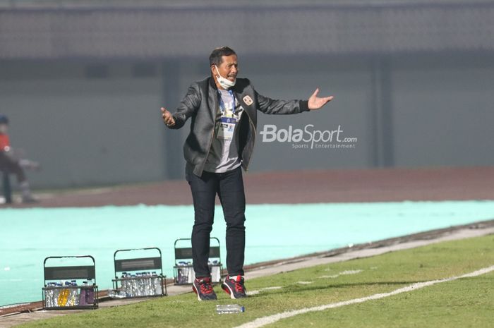 Pelatih Barito Putera, Djajang Nurjaman, sedang memberikan arahan kepada para pemainnya saat melawan Persib Bandung dalam pekan pertama Liga 1 2021 di Stadion Indomilk Arena, Tangerang, Banten, 4 September 2021.